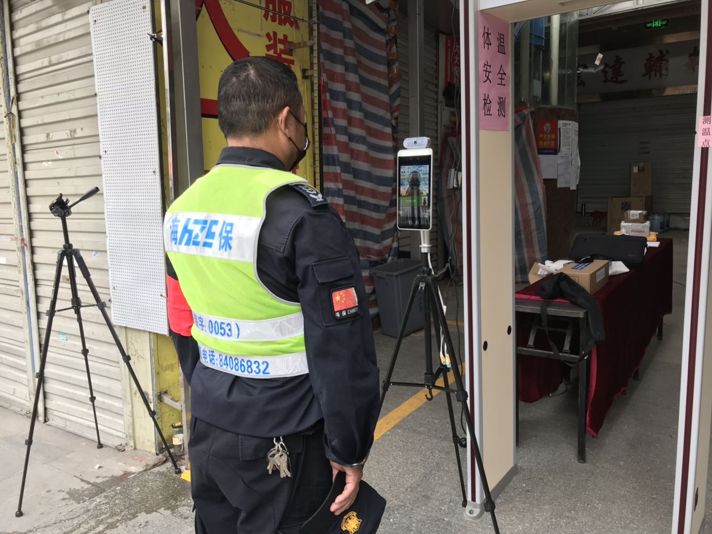 自動測溫：廣州批發(fā)市場應(yīng)用德生AI門崗人臉識別測溫終端
